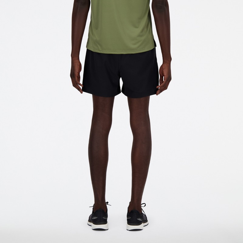 Moške športne hlače New Balance Sport Essentials Short 5 Lined, lahke in zračne kratke hlače z notranjo podlogo za tek in trening.
