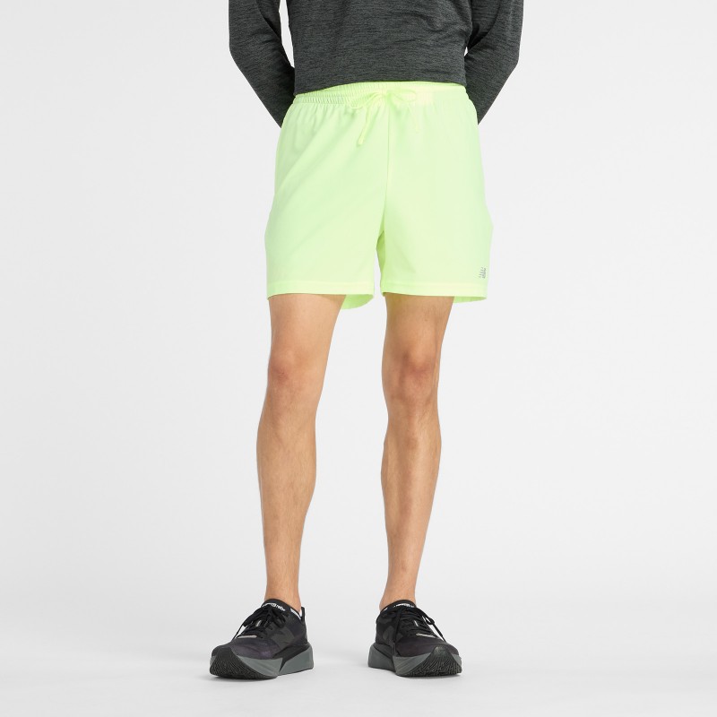 Moške športne hlače New Balance Sport Essentials Short 5, lahke in zračne kratke hlače z notranjo podlogo za tek, trening in prosti čas.
