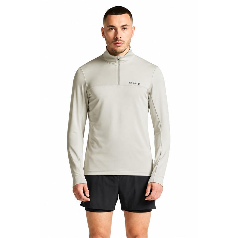 Originalni moški funkcionalni midlayer CRAFT Core Gain Midlayer M Cloud v svetlo sivi barvi. Izdelan iz 88 % recikliranega poliestra in 12 % elastana. Mehka funkcionalna jersey tkanina z rahlo brušeno notranjostjo zagotavlja prijetno toplotno udobje, polovična zadrga omogoča prilagajanje zračenja, oprijet kroj Tight Fit pa udobno prileganje. Primeren za tek, pohodništvo, smučanje, treninge in vsakodnevno športno uporabo.