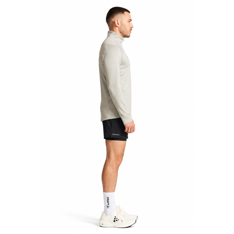 Originalni moški funkcionalni midlayer CRAFT Core Gain Midlayer M Cloud v svetlo sivi barvi. Izdelan iz 88 % recikliranega poliestra in 12 % elastana. Mehka funkcionalna jersey tkanina z rahlo brušeno notranjostjo zagotavlja prijetno toplotno udobje, polovična zadrga omogoča prilagajanje zračenja, oprijet kroj Tight Fit pa udobno prileganje. Primeren za tek, pohodništvo, smučanje, treninge in vsakodnevno športno uporabo.