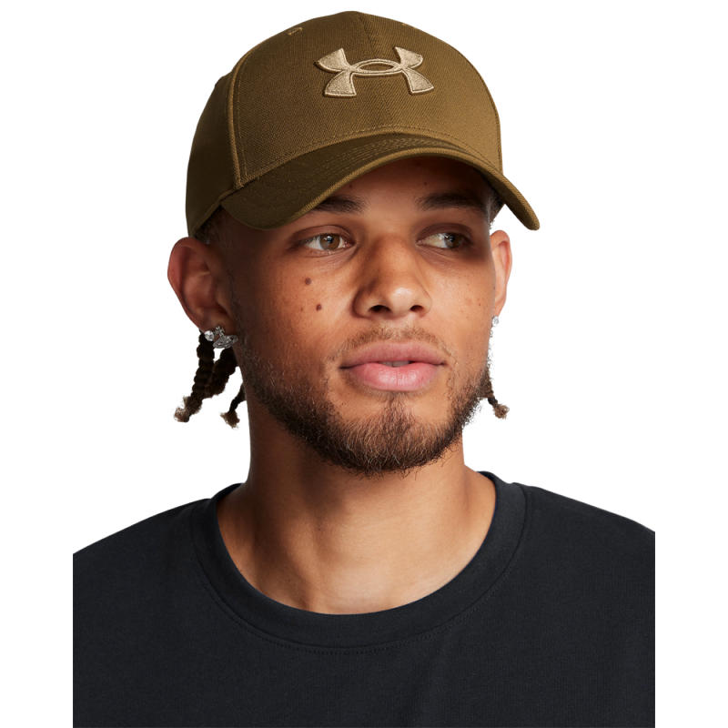 Moška kapa Under Armour Mens Blitzing 1376700-498 je zasnovana za aktivne moške, ki iščejo udobje in funkcionalnost med športnimi aktivnostmi ali vsakdanjo rabo. Izdelana iz mehkega in elastičnega materiala, kapa nudi odlično prileganje.