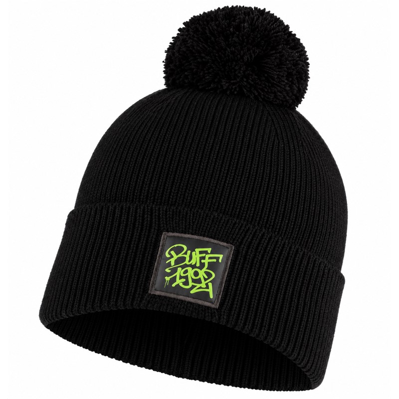 Topla otroška pletena kapa BUFF® JR Knitted Hat Deik Black v klasični črni barvi, izdelana iz 70 % akrila in 30 % recikliranega poliestra, z zavihanim robom, dekorativnim cofom in grafično oznako BUFF® za hladne jesenske in zimske dni.