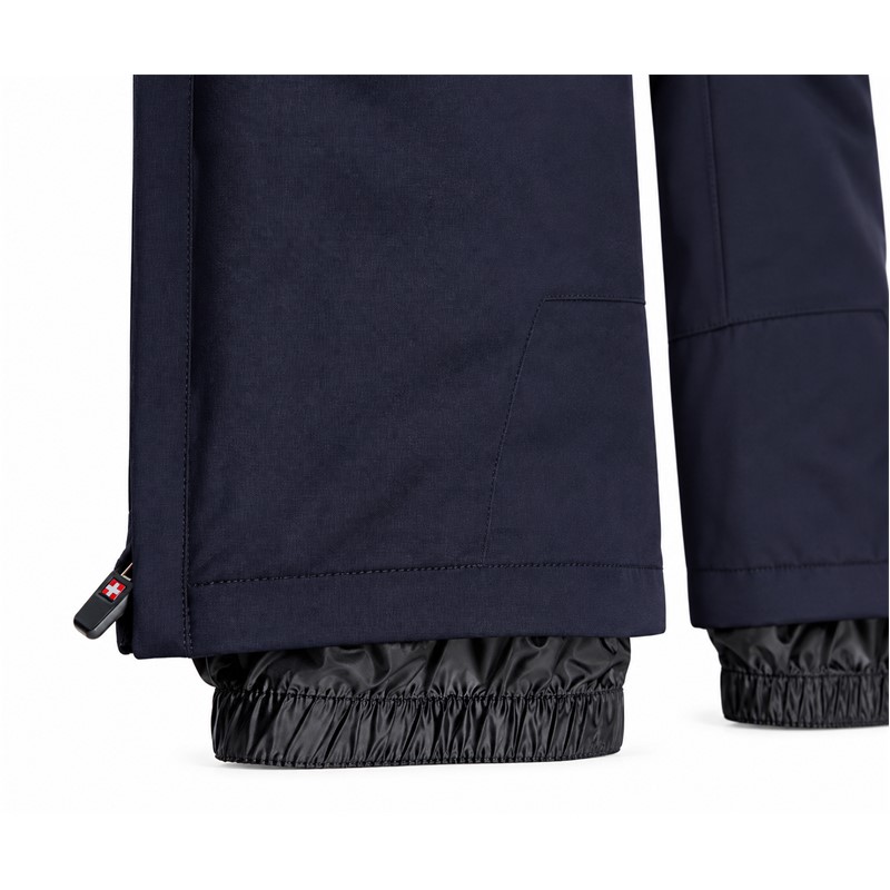 Otroške smučarske hlače AULP SAVIO NAVY z vodnim stolpcem 10.000 mm in zračnostjo 10.000 g/m²/24 h. Toplotno izolirana konstrukcija iz 100 % poliestra, odstranljive naramnice, nastavljiv pas, lepljeni kritični šivi, razširljivi zaključki hlačnic in notranje snežne gamaše zagotavljajo funkcionalnost za smučanje in druge zimske aktivnosti