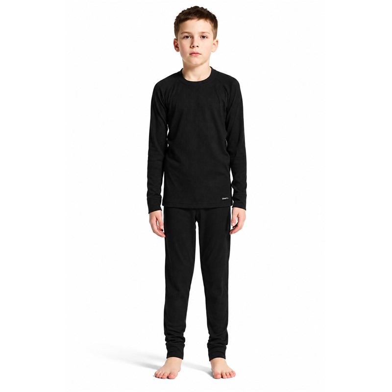 Originalno otroško funkcionalno spodnje perilo CRAFT Baselayer Set 2 JR Black v črni barvi. Komplet vsebuje majico z dolgimi rokavi in dolge spodnje hlače. Mehka rebrasto pletena tkanina zagotavlja učinkovito odvajanje vlage in prijetno uravnavanje telesne temperature, ravni šivi Flatlock pa izboljšujejo udobje med gibanjem. Primeren za otroško smučanje, sankanje, pohodništvo, igre na snegu in druge zimske aktivnosti.