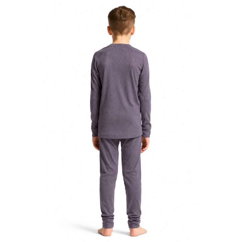 Originalno otroško funkcionalno spodnje perilo CRAFT Baselayer Set 2 JR Cadet. Komplet vsebuje majico z dolgimi rokavi in dolge spodnje hlače iz 100 % recikliranega poliestra. Mehka rebrasto pletena tkanina zagotavlja učinkovito odvajanje vlage in prijetno uravnavanje telesne temperature, ravni šivi Flatlock pa izboljšujejo udobje med gibanjem. Primeren za otroško smučanje, sankanje, pohodništvo, igre na snegu in druge zimske aktivnosti.