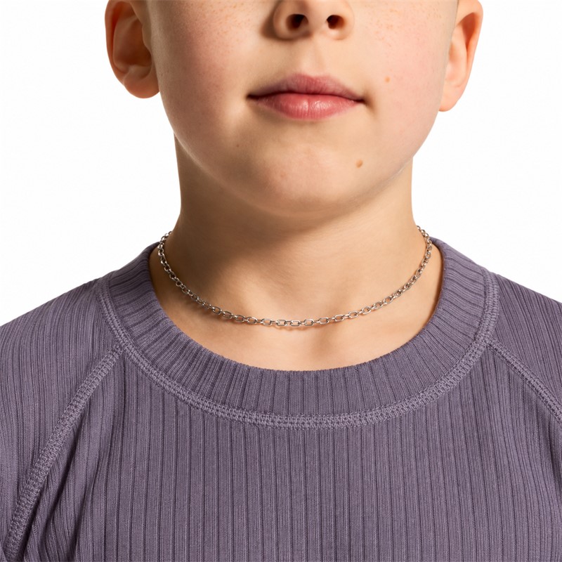 Originalno otroško funkcionalno spodnje perilo CRAFT Baselayer Set 2 JR Cadet. Komplet vsebuje majico z dolgimi rokavi in dolge spodnje hlače iz 100 % recikliranega poliestra. Mehka rebrasto pletena tkanina zagotavlja učinkovito odvajanje vlage in prijetno uravnavanje telesne temperature, ravni šivi Flatlock pa izboljšujejo udobje med gibanjem. Primeren za otroško smučanje, sankanje, pohodništvo, igre na snegu in druge zimske aktivnosti.