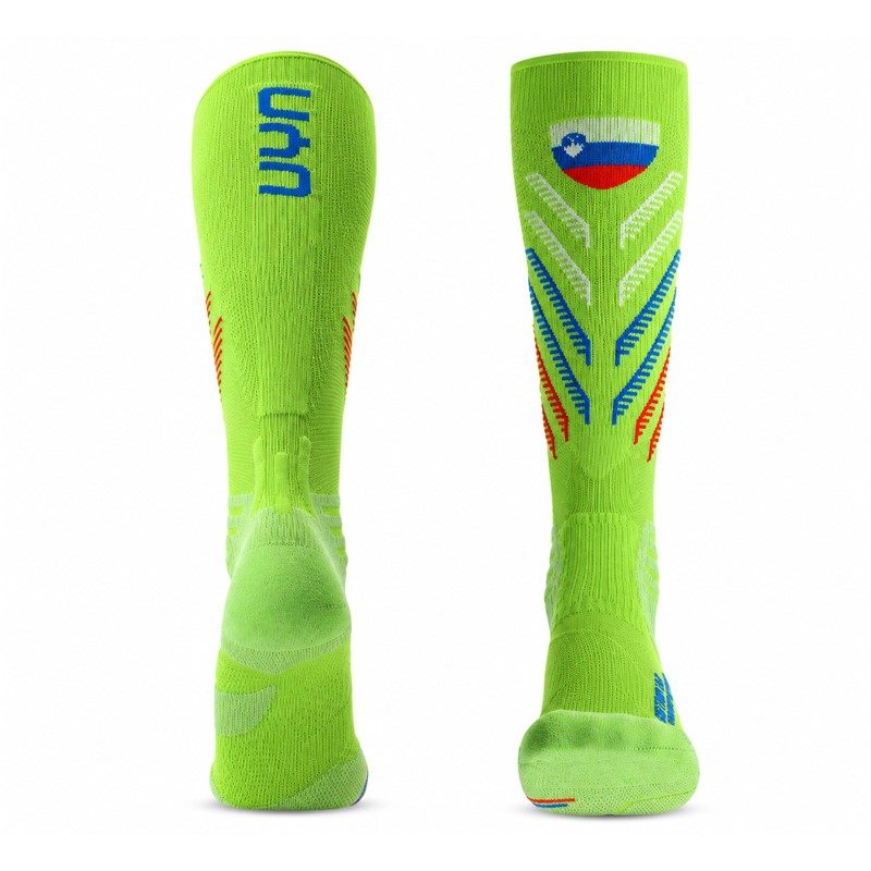 Smučarske nogavice UYN NATYON 3.0 SLOVENIA s prepoznavnim športnim dizajnom v slovenskih barvah. Napredne tehnologije Zerocuff™, Shockwave, Cool Air Flow, Preshock Shield in Target Compression Bandage zagotavljajo funkcionalno podporo, zaščitno blaženje in udobje med smučanjem.