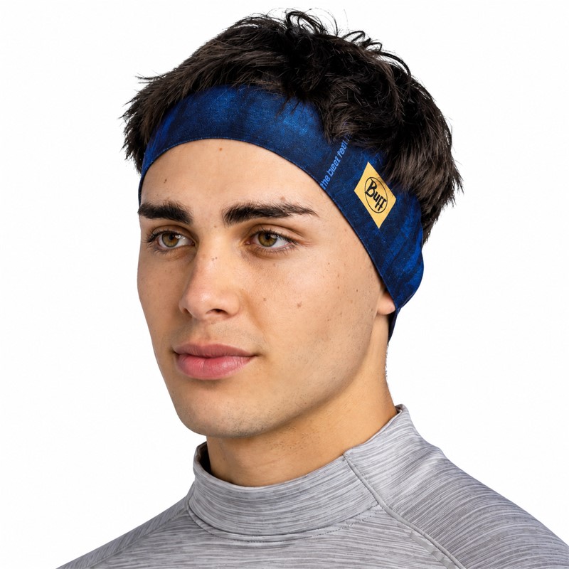 Originalni širok športni trak BUFF® CoolNet UV® Wide Headband Arius Blue v temno modri barvi. Izdelan iz 95 % recikliranega poliestra in 5 % elastana, z UV-zaščito UPF 50, hladilno tehnologijo HeiQ Smart Temp, štirismerno raztegljivostjo in hitro sušečim materialom. Primeren za tek, pohodništvo, kolesarjenje in druge športne aktivnosti.
