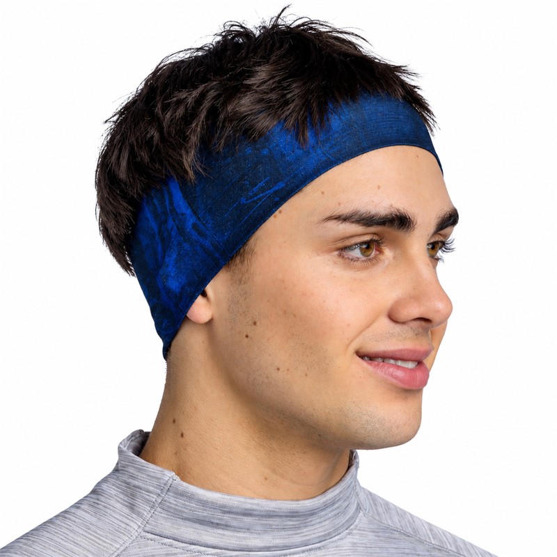 Originalni širok športni trak BUFF® CoolNet UV® Wide Headband Arius Blue v temno modri barvi. Izdelan iz 95 % recikliranega poliestra in 5 % elastana, z UV-zaščito UPF 50, hladilno tehnologijo HeiQ Smart Temp, štirismerno raztegljivostjo in hitro sušečim materialom. Primeren za tek, pohodništvo, kolesarjenje in druge športne aktivnosti.