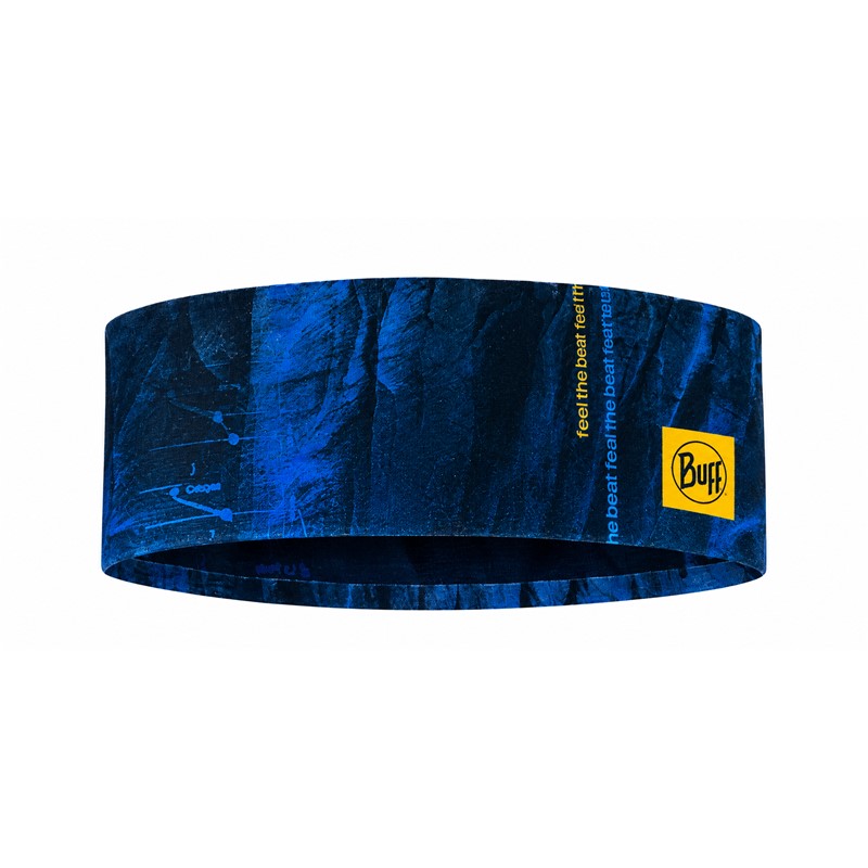 Originalni širok športni trak BUFF® CoolNet UV® Wide Headband Arius Blue v temno modri barvi. Izdelan iz 95 % recikliranega poliestra in 5 % elastana, z UV-zaščito UPF 50, hladilno tehnologijo HeiQ Smart Temp, štirismerno raztegljivostjo in hitro sušečim materialom. Primeren za tek, pohodništvo, kolesarjenje in druge športne aktivnosti.