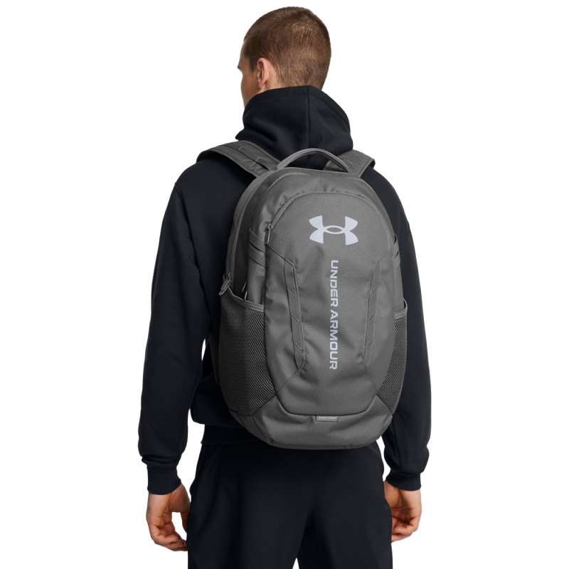 Odkrijte Under Armour Hustle 6.0 nahrbtnik, idealen za aktivne posameznike. Opremljen s tehnologijo UA Storm, ta nahrbtnik odbija vodo in nudi zaščito. Ima mehak predel za prenosni računalnik, varen žep z zadrgo in stranski žep za bidon.