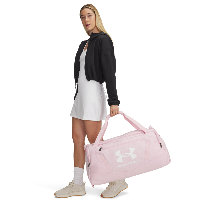 Športna torba Undeniable 5.0 Medium Under Armour je idealna izbira za aktivne posameznice. Z vodoodbojno zaščito, prostornino 58 litrov in številnimi praktičnimi žepi, je ta torba zasnovana za funkcionalnost in trajnost. Popolna za športne aktivnosti!