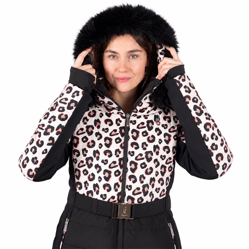 Elegantna ženska smučarska jakna AULP CAPRI LEOPARD z atraktivnim leopardjim vzorcem in poudarjenim pasom. Zunanji material zagotavlja nepremočljivost in zračnost 15K/15K, bogata sintetična izolacija do 300 g pa poskrbi za prijetno toploto. Jakna ima raztegljive softshell vstavke, snemljivo kapuco z umetnim krznom, snežno manšeto, notranje Lycra manšete in praktične žepe.