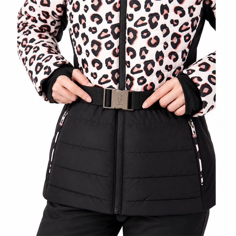 Elegantna ženska smučarska jakna AULP CAPRI LEOPARD z atraktivnim leopardjim vzorcem in poudarjenim pasom. Zunanji material zagotavlja nepremočljivost in zračnost 15K/15K, bogata sintetična izolacija do 300 g pa poskrbi za prijetno toploto. Jakna ima raztegljive softshell vstavke, snemljivo kapuco z umetnim krznom, snežno manšeto, notranje Lycra manšete in praktične žepe.