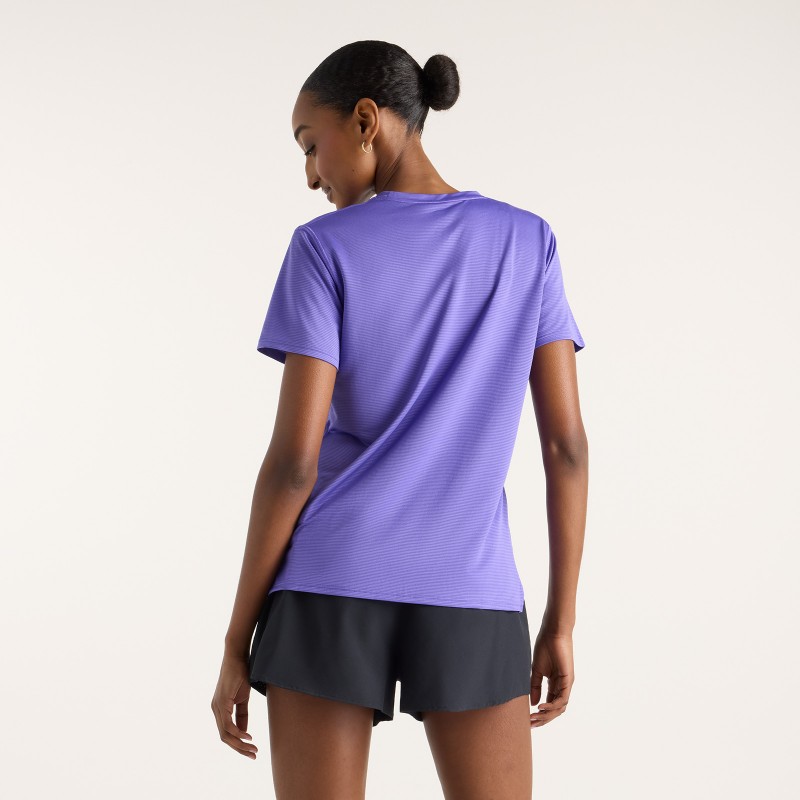 Ženska športna majica New Balance Sports Essentials T-Shirt, lahka in zračna majica s kratkimi rokavi za trening, fitnes in vsakodnevno udobje.