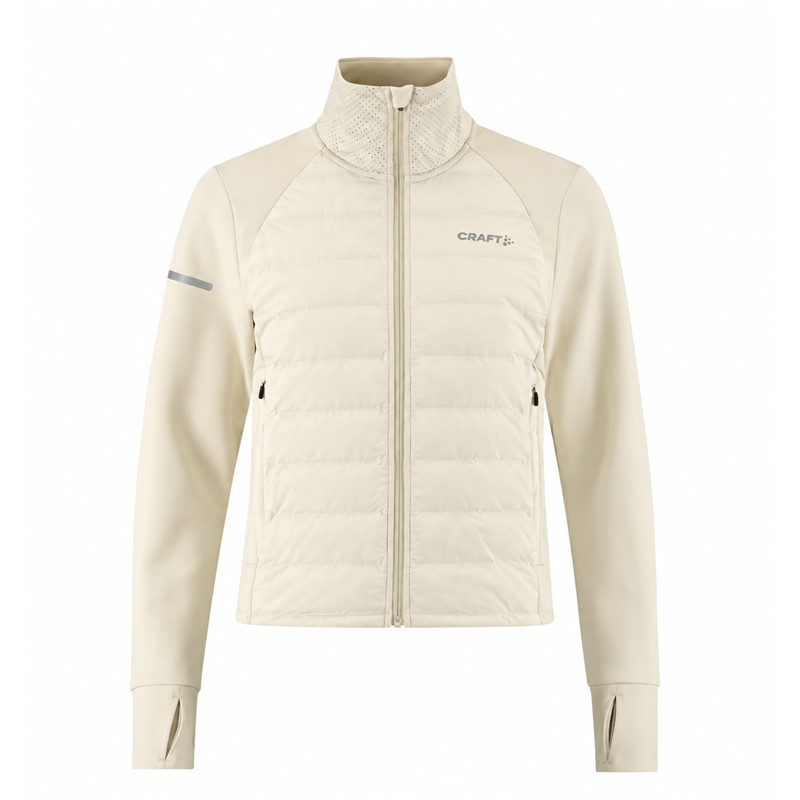 Originalna ženska tehnična tekaška jakna CRAFT SubZ Jacket 4 W Plaster v svetlo bež barvi. Napredna trislojna konstrukcija na sprednjem delu zagotavlja zaščito pred vetrom in prijetno toplotno udobje, mehka dvoslojna jersey tkanina na rokavih in hrbtu pa omogoča prilagodljivost med gibanjem. Perforirani prezračevalni elementi, dva skrita žepa z zadrgo in odsevni potiski zagotavljajo dodatno funkcionalnost pri intenzivnem teku v hladnem vremenu.