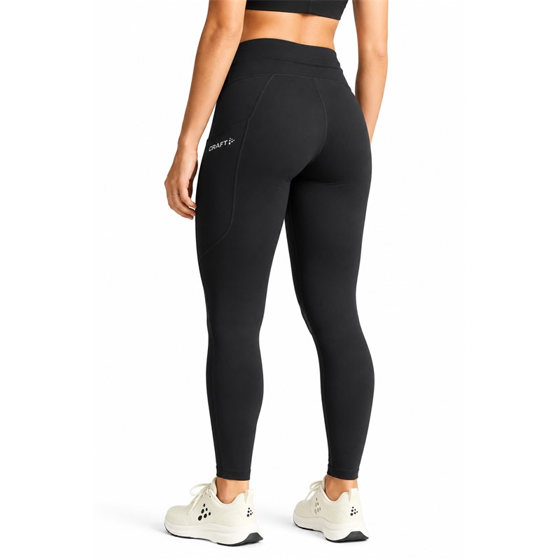 Originalne ženske funkcionalne tekaške pajkice CRAFT ADV Essence Warm Tights 3 W Black v črni barvi. Mehka in raztegljiva jersey tkanina z rahlo krtačeno notranjostjo zagotavlja prijetno toplotno udobje med intenzivnimi treningi v hladnem vremenu. Srednje visok pas z nastavljivo notranjo vrvico, dva stranska žepa in odsevni detajli zagotavljajo dodatno funkcionalnost pri jesenskem in zimskem teku.