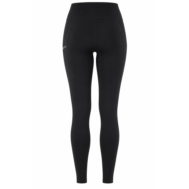Originalne ženske funkcionalne tekaške pajkice CRAFT ADV Essence Warm Tights 3 W Black v črni barvi. Mehka in raztegljiva jersey tkanina z rahlo krtačeno notranjostjo zagotavlja prijetno toplotno udobje med intenzivnimi treningi v hladnem vremenu. Srednje visok pas z nastavljivo notranjo vrvico, dva stranska žepa in odsevni detajli zagotavljajo dodatno funkcionalnost pri jesenskem in zimskem teku.