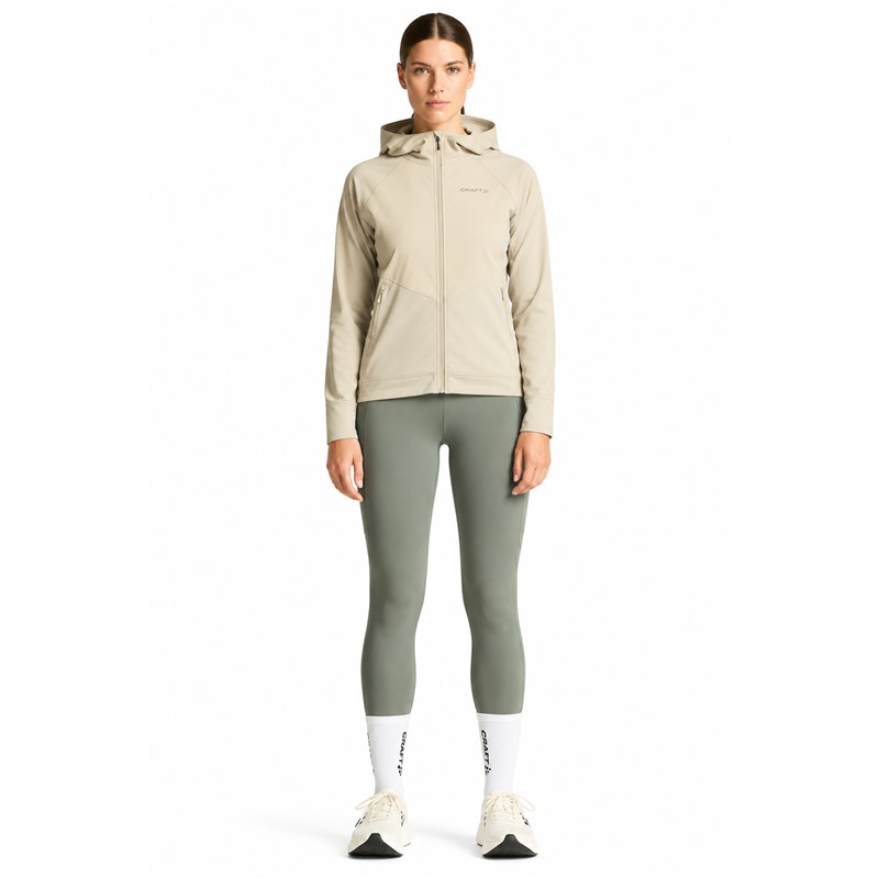 Originalne ženske funkcionalne tekaške pajkice CRAFT ADV Essence Warm Tights 3 W Leaf v zeleni barvi. Mehka in raztegljiva jersey tkanina z rahlo krtačeno notranjostjo zagotavlja prijetno toplotno udobje med intenzivnimi treningi v hladnem vremenu. Srednje visok pas z nastavljivo notranjo vrvico, dva stranska žepa in odsevni detajli zagotavljajo dodatno funkcionalnost pri jesenskem in zimskem teku.