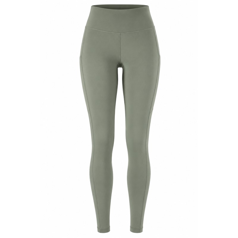 Originalne ženske funkcionalne tekaške pajkice CRAFT ADV Essence Warm Tights 3 W Leaf v zeleni barvi. Mehka in raztegljiva jersey tkanina z rahlo krtačeno notranjostjo zagotavlja prijetno toplotno udobje med intenzivnimi treningi v hladnem vremenu. Srednje visok pas z nastavljivo notranjo vrvico, dva stranska žepa in odsevni detajli zagotavljajo dodatno funkcionalnost pri jesenskem in zimskem teku.