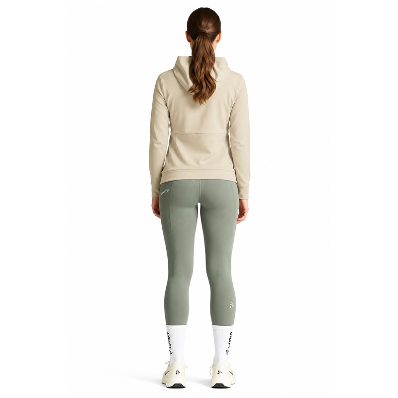 Originalne ženske funkcionalne tekaške pajkice CRAFT ADV Essence Warm Tights 3 W Leaf v zeleni barvi. Mehka in raztegljiva jersey tkanina z rahlo krtačeno notranjostjo zagotavlja prijetno toplotno udobje med intenzivnimi treningi v hladnem vremenu. Srednje visok pas z nastavljivo notranjo vrvico, dva stranska žepa in odsevni detajli zagotavljajo dodatno funkcionalnost pri jesenskem in zimskem teku.