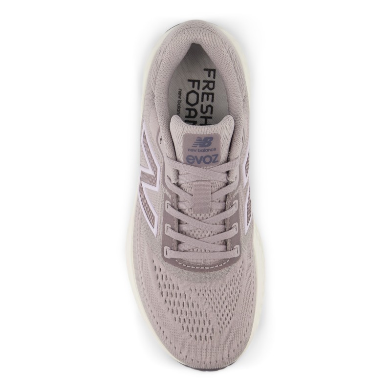 Ženske tekaške superge New Balance Evoz V4 z odzivno vmesno podlogo, lahkotno in zračno zgornjico ter udobnim podplatom za stabilen in energičen tek.