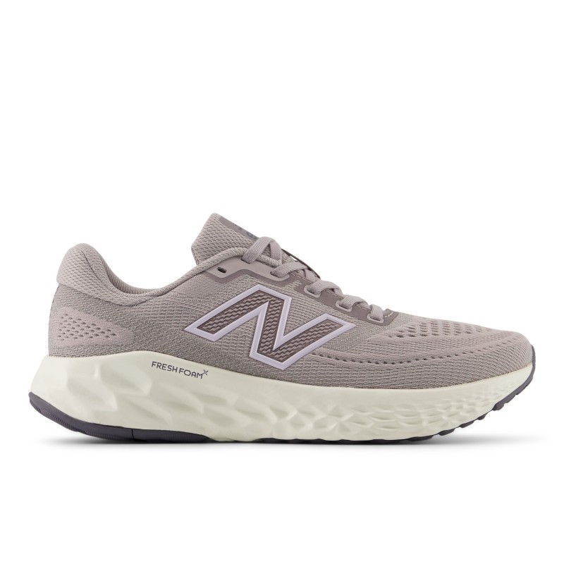 Ženske tekaške superge New Balance Evoz V4 z odzivno vmesno podlogo, lahkotno in zračno zgornjico ter udobnim podplatom za stabilen in energičen tek.