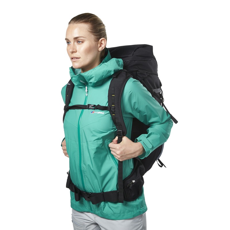 Ženski anorak Berghaus Fast Packing je lahek, vodoodporen anorak, idealen za izlete v gore, ko je vsak gram pomemben. Izdelan je iz materiala Hydroshell Elite, ki zagotavlja visoko stopnjo vodoodpornosti, kar je ključno za ohranjanje udobja in suhosti.