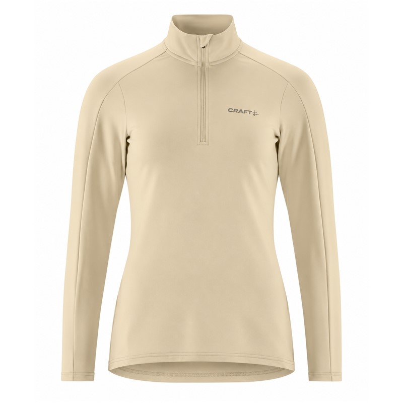 Originalni ženski funkcionalni midlayer CRAFT Core Gain Midlayer W Plaster v svetlo bež barvi. Izdelan iz 88 % recikliranega poliestra in 12 % elastana. Mehka in raztegljiva funkcionalna jersey tkanina z rahlo brušeno notranjostjo zagotavlja prijetno toplotno udobje, polovična zadrga omogoča prilagajanje zračenja, oprijet kroj Tight Fit pa udobno prileganje. Primeren za tek, pohodništvo, smučanje, treninge in vsakodnevno športno uporab