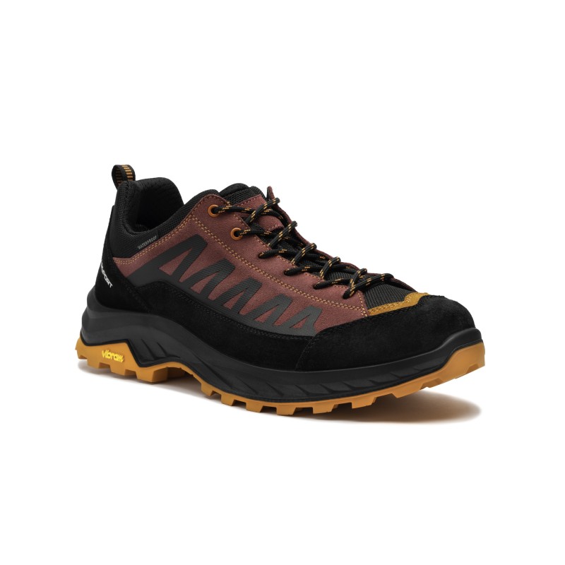 Garsport Giau LOW nizki treking čevlji z Vibram podplatom, so vodoodporni in zračni. Idealni za gorske trekinge, pristope in aktivnosti na prostem tudi za mesto. Zahvaljujoč nepremočljivi in ​​zračni podlogi stopala ostanejo suha.