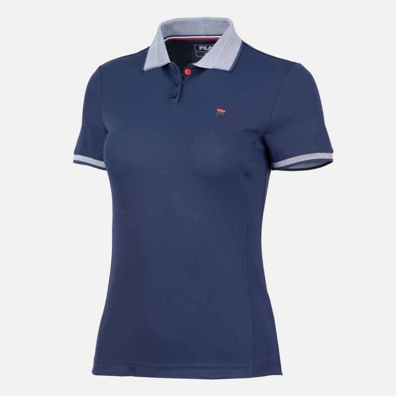 Ženska polo majica FILA EMMA je čudovit kos oblačila, ki združuje športen stil s prefinjenostjo. Z manjšim logotipom na prsih dodaja šik in subtilen poudarek. Izdelana je iz prožne tkanine, ki je izdelana iz recikliranih surovin