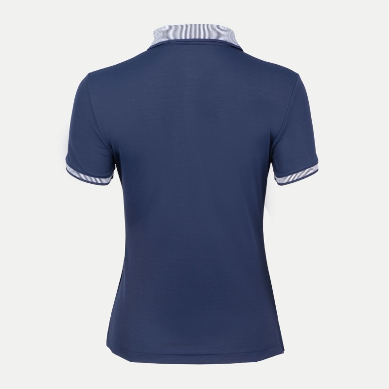 Ženska polo majica FILA EMMA je čudovit kos oblačila, ki združuje športen stil s prefinjenostjo. Z manjšim logotipom na prsih dodaja šik in subtilen poudarek. Izdelana je iz prožne tkanine, ki je izdelana iz recikliranih surovin
