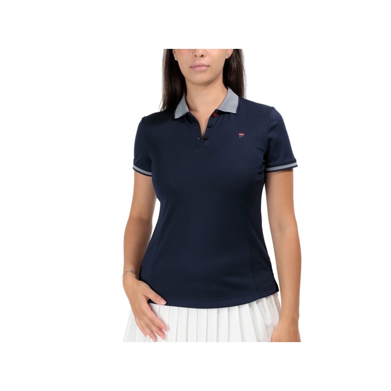 Ženska polo majica FILA EMMA je čudovit kos oblačila, ki združuje športen stil s prefinjenostjo. Z manjšim logotipom na prsih dodaja šik in subtilen poudarek. Izdelana je iz prožne tkanine, ki je izdelana iz recikliranih surovin