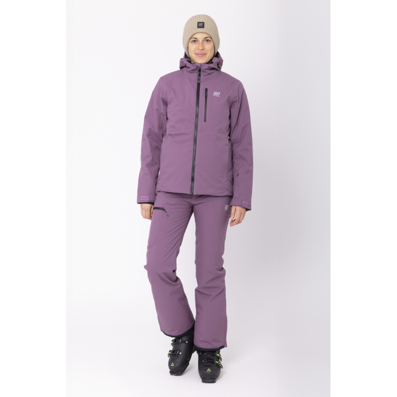 Odkrij izjemno toplo in vodoodporno žensko smučarsko jakno 2117 KABO v elegantni vijola barvi. Tritech 15K membrana, ALTO Wool izolacija in PFC-free zaščita ti zagotovijo udobje, suhost in toploto na snegu. Najboljša izbira za sodobne smučarke.