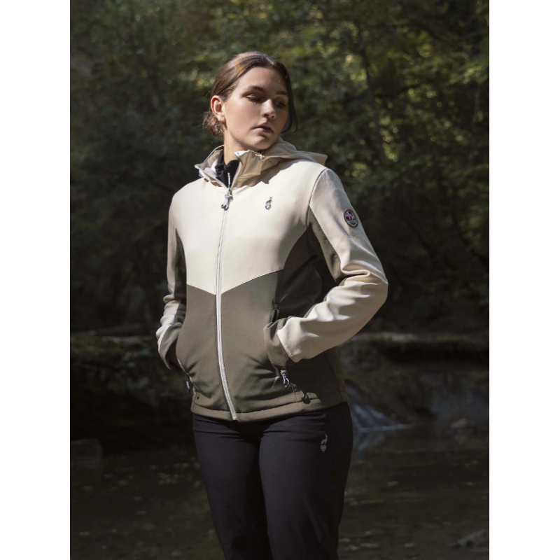 Ženska softshell jakna AULP TAMIA v kaki barvi nudi zanesljivo zaščito pred vetrom, mehko micropolar podlogo in popolno svobodo gibanja. Snemljiva kapuca, nastavljiv rob in odsevni detajli za outdoor aktivnosti v vseh razmerah.