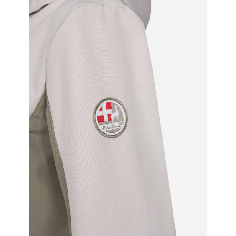Ženska softshell jakna AULP TAMIA v kaki barvi nudi zanesljivo zaščito pred vetrom, mehko micropolar podlogo in popolno svobodo gibanja. Snemljiva kapuca, nastavljiv rob in odsevni detajli za outdoor aktivnosti v vseh razmerah.