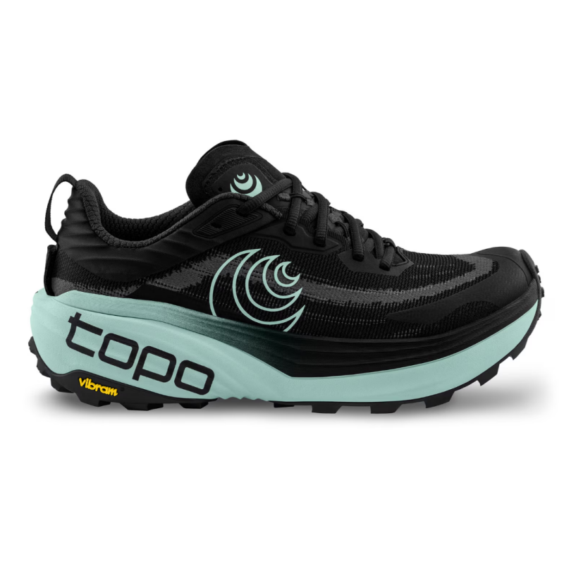 Ženske trail superge TOPO Vista z ZipFoam™ blaženjem in Vibram® Megagrip podplatom nudijo vrhunsko stabilnost, oprijem in udobje na tehničnih terenih. Idealne za dolge trail teke.