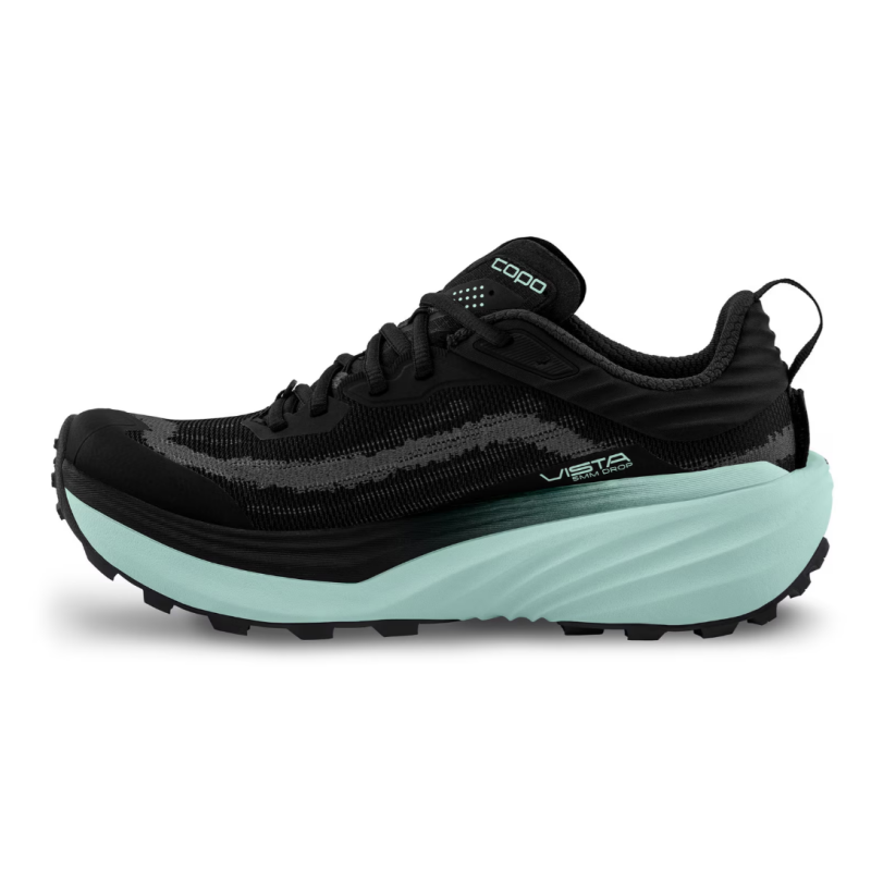 Ženske trail superge TOPO Vista z ZipFoam™ blaženjem in Vibram® Megagrip podplatom nudijo vrhunsko stabilnost, oprijem in udobje na tehničnih terenih. Idealne za dolge trail teke.