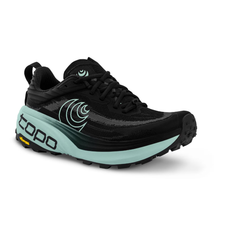Ženske trail superge TOPO Vista z ZipFoam™ blaženjem in Vibram® Megagrip podplatom nudijo vrhunsko stabilnost, oprijem in udobje na tehničnih terenih. Idealne za dolge trail teke.