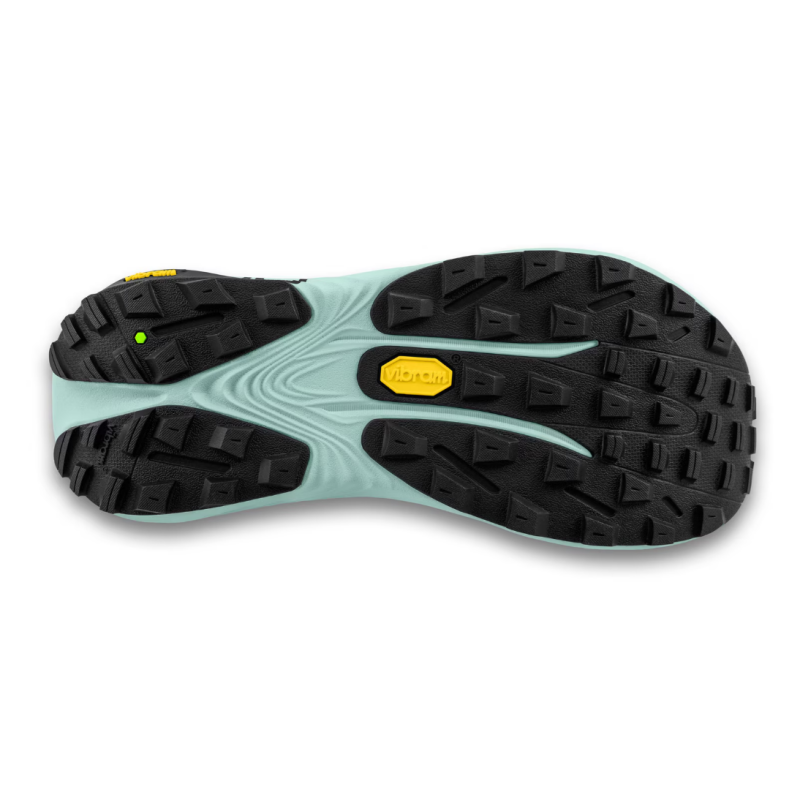 Ženske trail superge TOPO Vista z ZipFoam™ blaženjem in Vibram® Megagrip podplatom nudijo vrhunsko stabilnost, oprijem in udobje na tehničnih terenih. Idealne za dolge trail teke.
