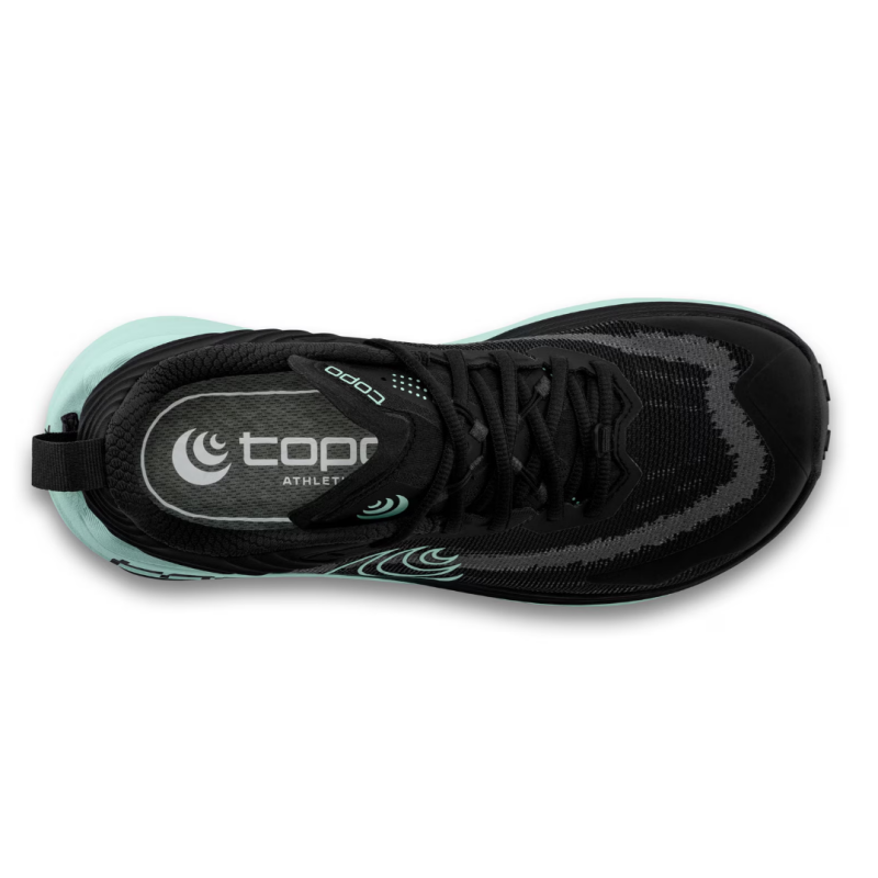 Ženske trail superge TOPO Vista z ZipFoam™ blaženjem in Vibram® Megagrip podplatom nudijo vrhunsko stabilnost, oprijem in udobje na tehničnih terenih. Idealne za dolge trail teke.